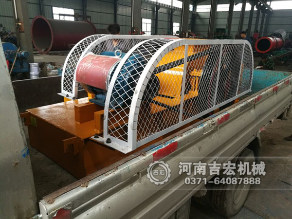  200&times;450對(duì)輥破碎機(jī)發(fā)往貴州