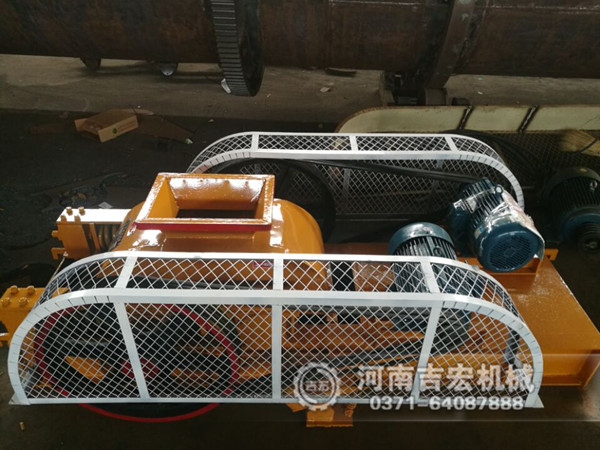  200&times;450對(duì)輥破碎機(jī)發(fā)往貴州_破碎石英砂