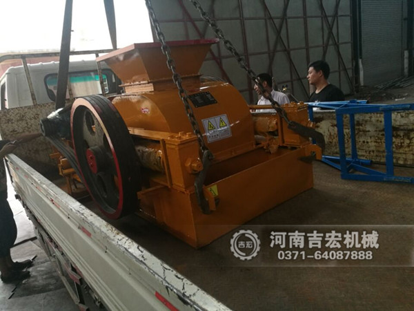 400&times;500雙齒輥破碎機(jī)發(fā)往廣東_破碎煤矸石