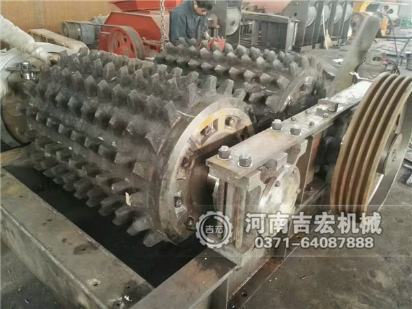 900&times;1200移動雙齒輥破碎機(jī)發(fā)往西安 