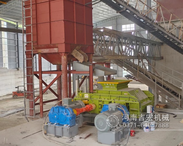 礦場(chǎng)主自述：“換了液壓對(duì)輥機(jī)后，我的鐵礦石制砂廠終于扭虧為盈！”