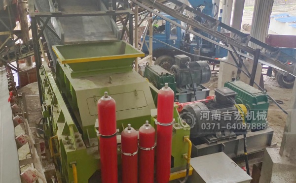 破碎輝綠巖總走彎路？對(duì)輥機(jī)用實(shí)力告訴你：選對(duì)設(shè)備多重要！