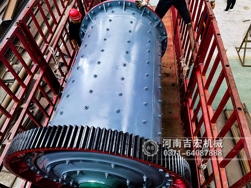 還在為礦石粉碎發(fā)愁？球磨機(jī)：干濕兩用,輕松制取1500目細(xì)粉!